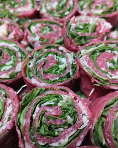 Rosbiefrolletjes Met rucola komkommer en pamezaan